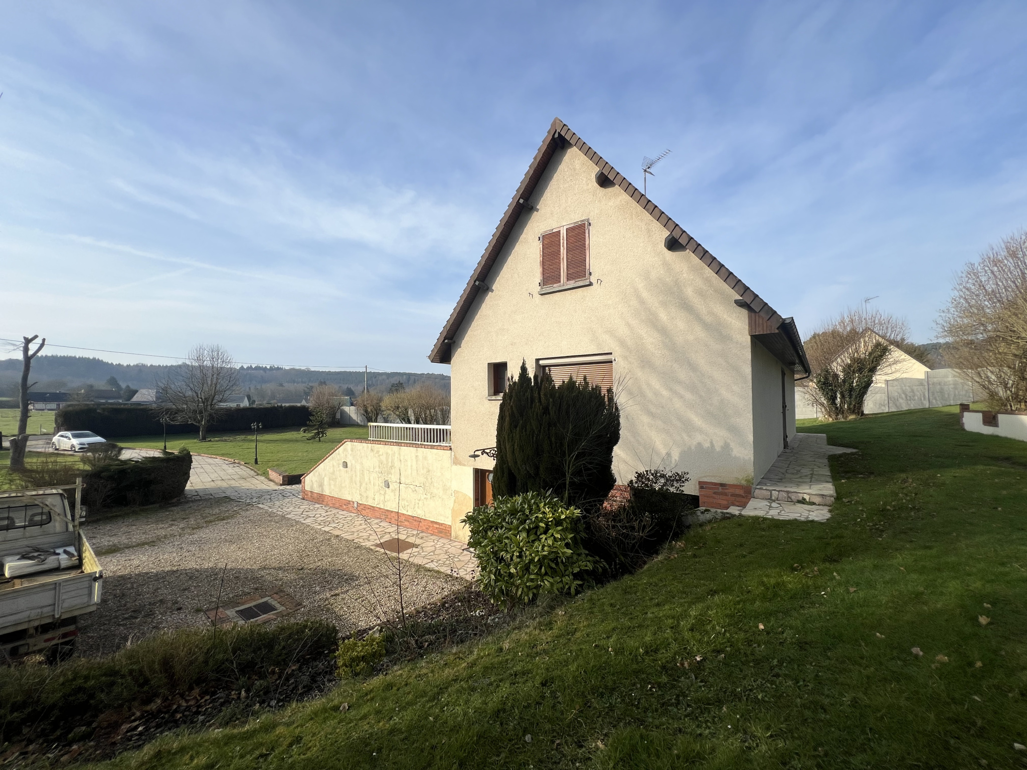 PAVILLON TRADITIONNEL PROCHE DU BEC-HELLOIN