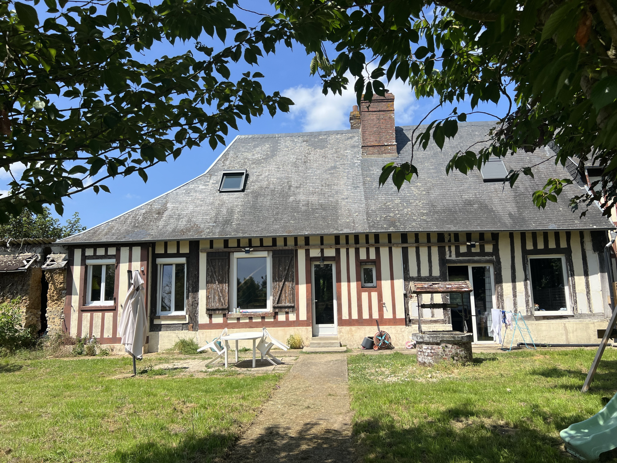 MAISON FAMILIALE AU VOLUMES GENEREUX A QUELQUES MINUTES DE BOURGTHEROULDE