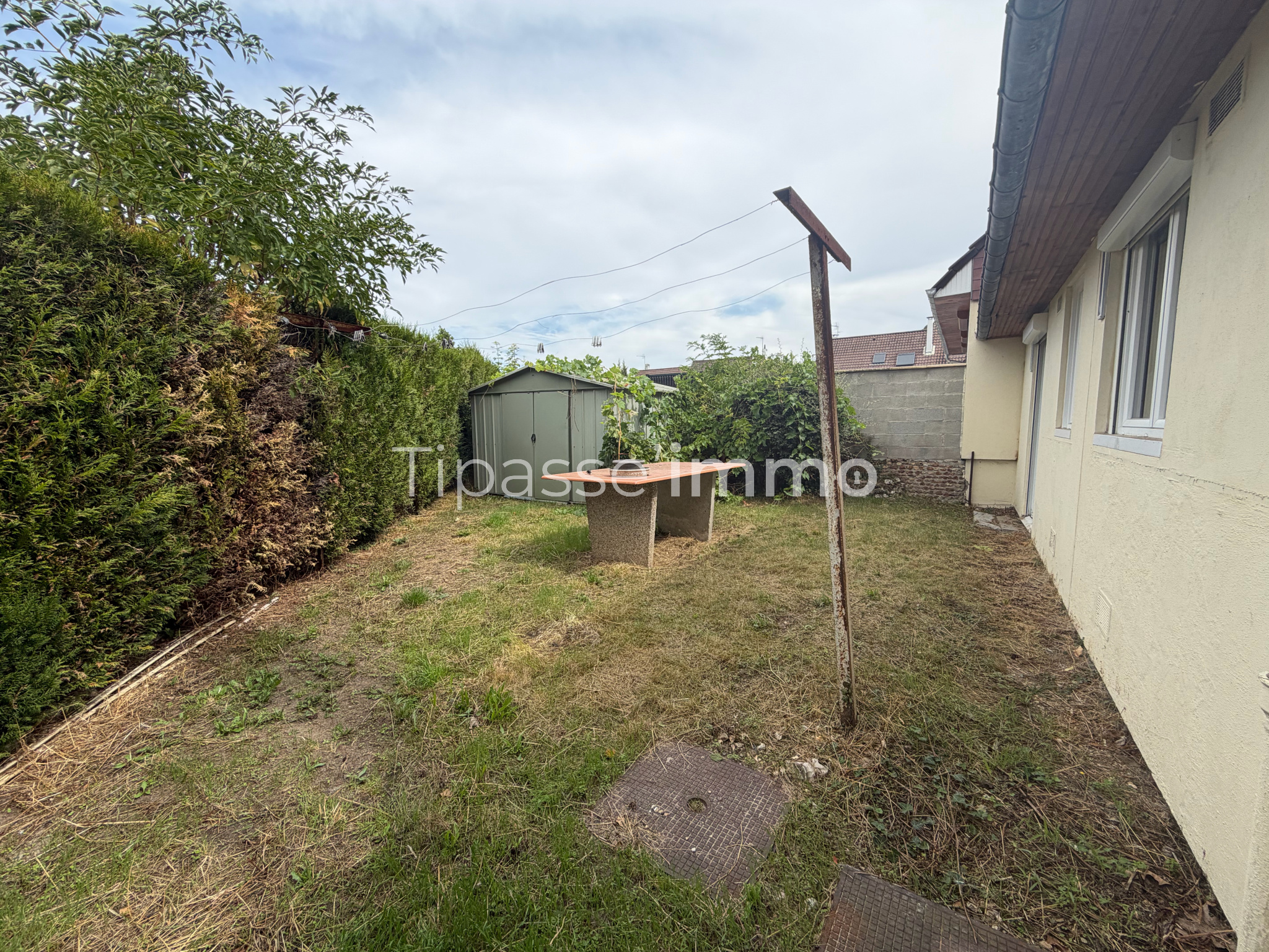 MAISON MITOYENNE D'UN CÔTÉ TOURVILLE LA RIVIÈRE MAISON MITOYENNE D'UN CÔTÉ TOURVILLE LA RIVIÈRE
