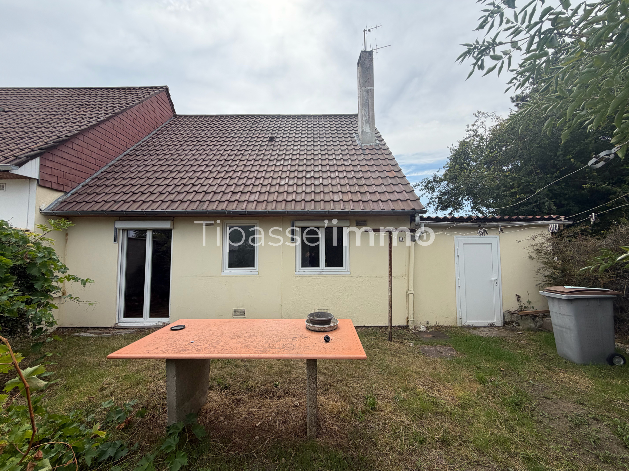 MAISON MITOYENNE D'UN CÔTÉ TOURVILLE LA RIVIÈRE MAISON MITOYENNE D'UN CÔTÉ TOURVILLE LA RIVIÈRE