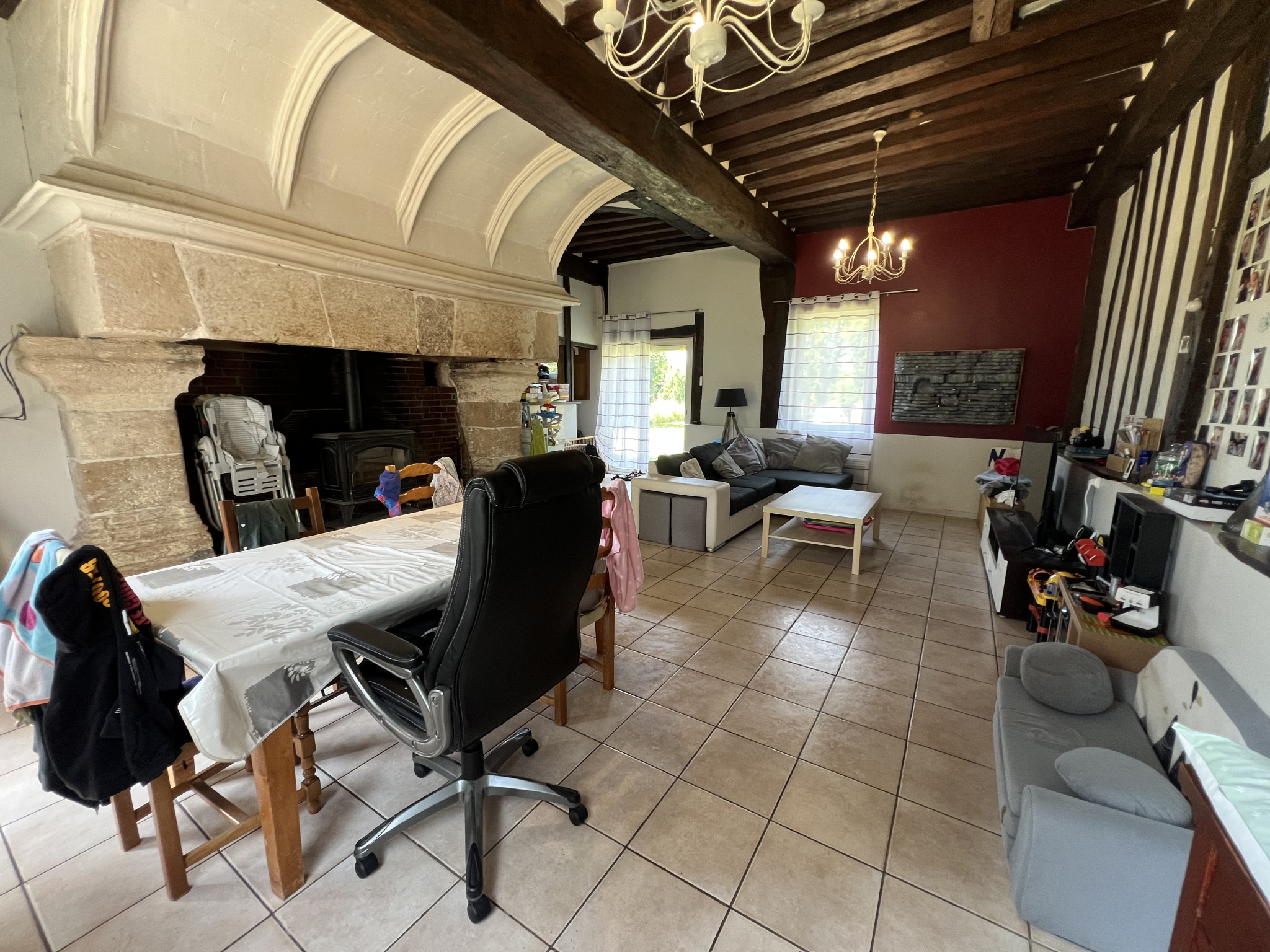 MAISON FAMILIALE AU VOLUMES GENEREUX A QUELQUES MINUTES DE BOURGTHEROULDE
